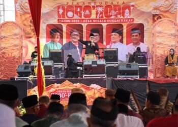 Bupati Sujiwo saat menghadiri ritual budaya Robo-Robo di Kecamatan Sungai Kakap, Rabu (12/8/2026).