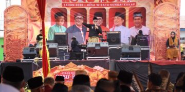 Bupati Sujiwo saat menghadiri ritual budaya Robo-Robo di Kecamatan Sungai Kakap, Rabu (12/8/2026).