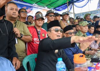 Sujiwo saat menyaksikan langsung lomba di Sungai Kakap, Rabu (12/8/2026).