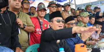 Sujiwo saat menyaksikan langsung lomba di Sungai Kakap, Rabu (12/8/2026).
