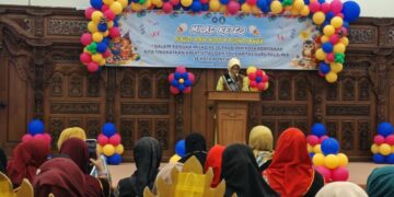 Bunda PAUD Kota Pontianak Yanieta Arbiastutie, yang juga selaku Ketua TP PKK Kota Pontianak, memberikan sambutan pada peringatan Milad ke-20 PAUD PKK Kota Pontianak.