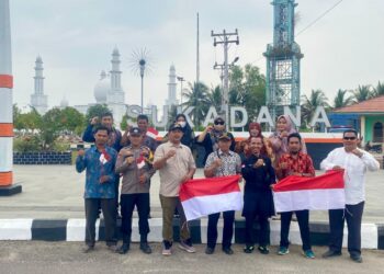 Forum Koordinasi Pimpinan Kecamatan (Forkopimcam) Sukadana usai membagikan bendera Merah Putih kepada masyarakat di kawasan Tugu Durian, Kecamatan Sukadana, Kamis (13/8/2026), dalam rangka menyemarakkan HUT ke-81 Kemerdekaan Republik Indonesia.