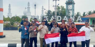 Forum Koordinasi Pimpinan Kecamatan (Forkopimcam) Sukadana usai membagikan bendera Merah Putih kepada masyarakat di kawasan Tugu Durian, Kecamatan Sukadana, Kamis (13/8/2026), dalam rangka menyemarakkan HUT ke-81 Kemerdekaan Republik Indonesia.
