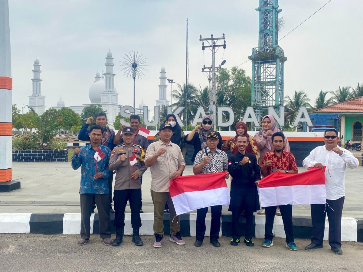 Forum Koordinasi Pimpinan Kecamatan (Forkopimcam) Sukadana usai membagikan bendera Merah Putih kepada masyarakat di kawasan Tugu Durian, Kecamatan Sukadana, Kamis (13/8/2026), dalam rangka menyemarakkan HUT ke-81 Kemerdekaan Republik Indonesia.