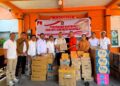 Ketua DPC Gerindra Ketapang, Alexander Wilyo bersama jajaran pengurus menyerahkan langsung bantuan melalui BPBD Ketapang. Foto: Ist.