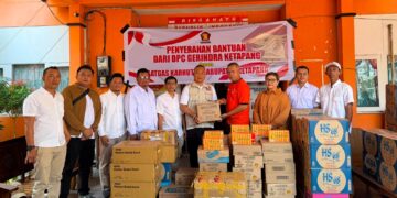 Ketua DPC Gerindra Ketapang, Alexander Wilyo bersama jajaran pengurus menyerahkan langsung bantuan melalui BPBD Ketapang. Foto: Ist.