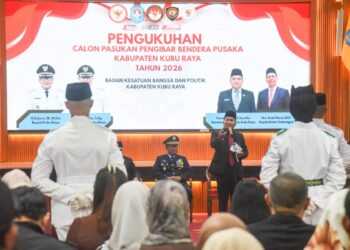Sujiwo saat mengukuhkan 28 calon Paskibraka Kabupaten Kubu Raya di Aula Praja Utama Kantor Bupati Kubu Raya, Sabtu (15/8/2026).