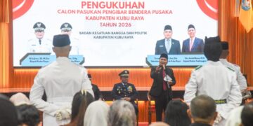 Sujiwo saat mengukuhkan 28 calon Paskibraka Kabupaten Kubu Raya di Aula Praja Utama Kantor Bupati Kubu Raya, Sabtu (15/8/2026).