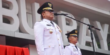 Sujiwo saat menjadi Inspektur Upacara HUT ke-81 Kemerdekaan RI di halaman Kantor Bupati Kubu Raya, Senin (17/8/2026).