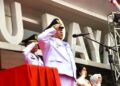 Wakil Bupati Sukiryanto saat menjadi inspektur upacara penurunan bendera di halaman Kantor Bupati Kubu Raya, Senin (17/8/2026) petang.