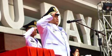 Wakil Bupati Sukiryanto saat menjadi inspektur upacara penurunan bendera di halaman Kantor Bupati Kubu Raya, Senin (17/8/2026) petang.