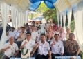 Manager PLN UPT Balikpapan, Jati Pharmadita, bersama perwakilan Pemerintah Kota Balikpapan, Perkumpulan Penyandang Disabilitas Indonesia (PPDI) Kota Balikpapan, dan peserta pelatihan berfoto bersama.