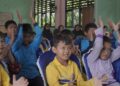 Murid SDN 015 Balikpapan Selatan mengikuti materi edukasi keselamatan ketenagalistrikan secara interaktif dalam kegiatan PLN Goes to School.
