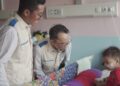 Pegawai PLN UPT Banjarbaru bersama YBM menyapa satu diantara anak pejuang kanker.