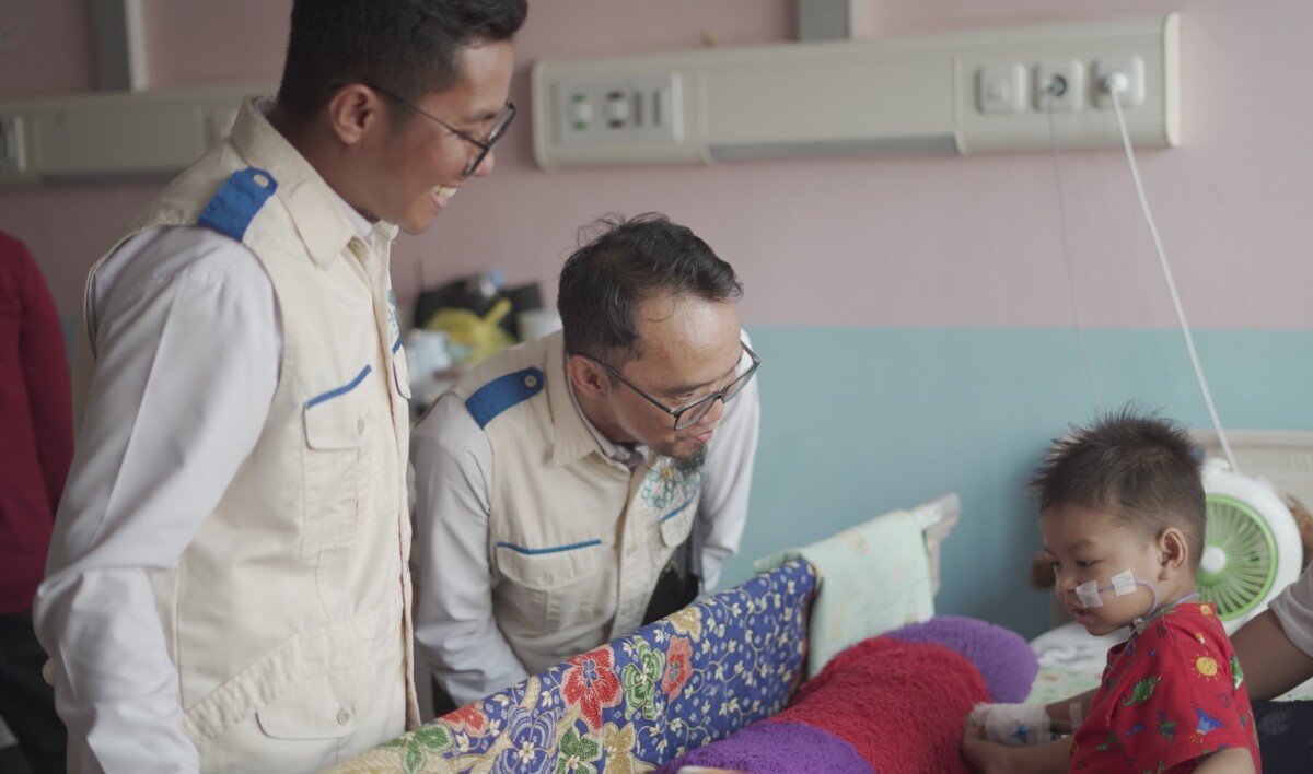 Pegawai PLN UPT Banjarbaru bersama YBM menyapa satu diantara anak pejuang kanker.