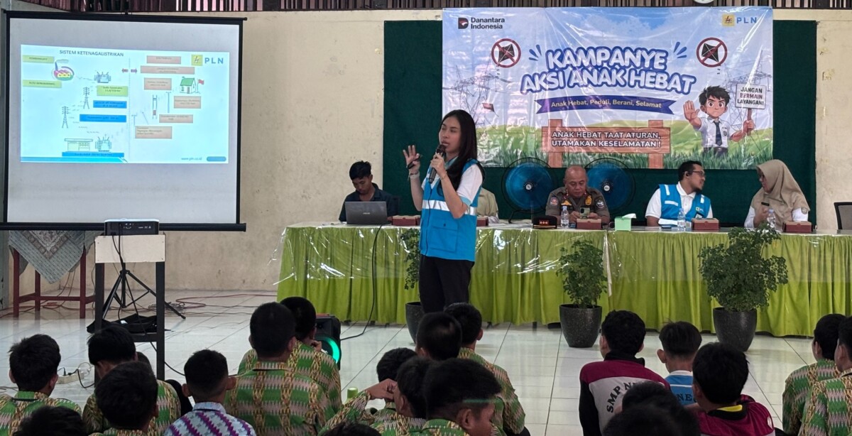 Srikandi PLN UPT Pontianak, Thalia Angelica Damayanti menyampaikan pesan bahaya bermain layang-layang di sekitar jaringan listrik kepada para pelajar SMP Negeri 20 Pontianak.