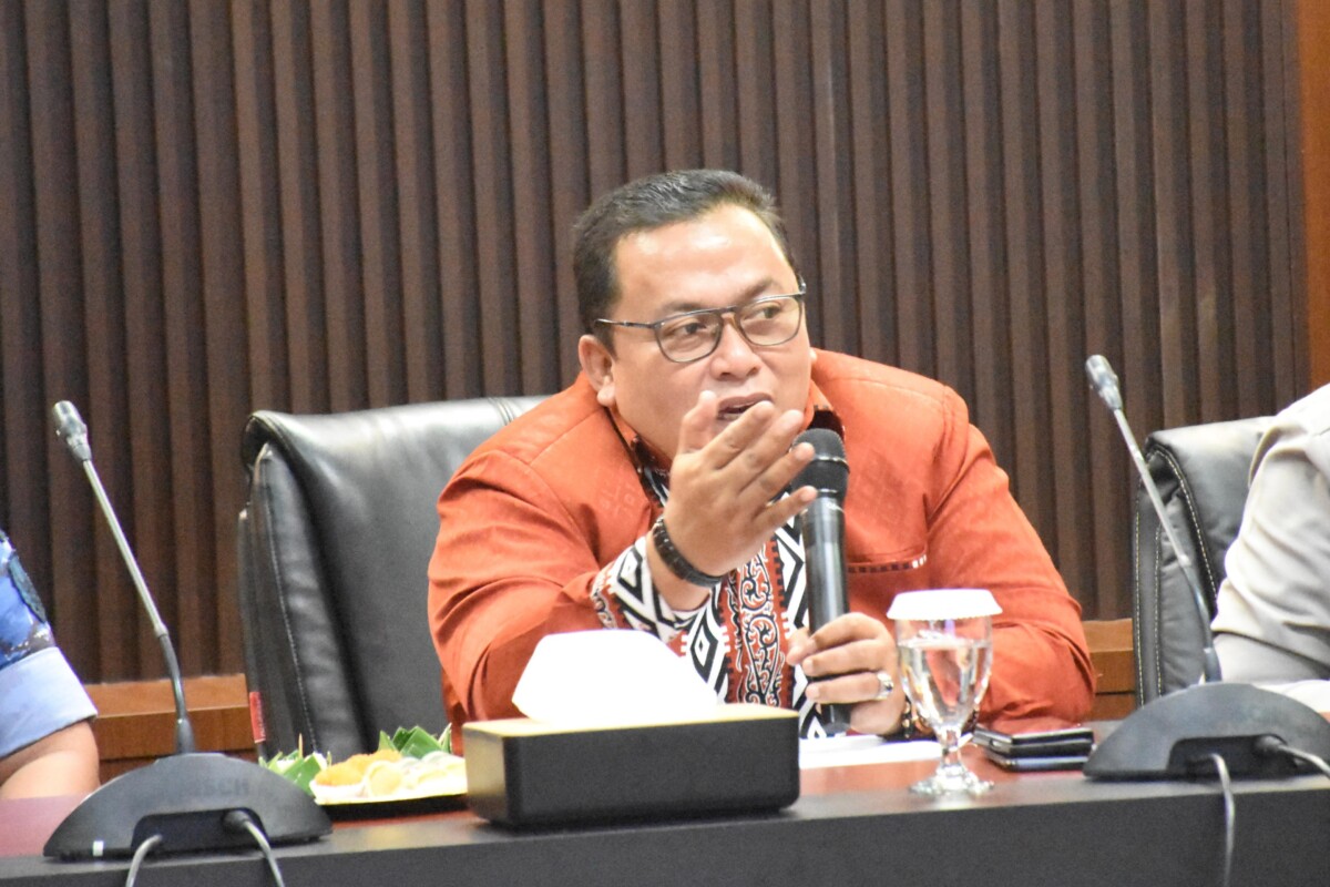 Sukiryanto saat Briefing Rutin Penanganan Karhutla di Ruang Rapat Praja Utama, Jumat (31/7/2026).
