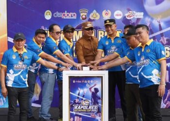 Bupati Ketapang bersama jajaran Forkopimda menekan sirine tanda dibukanya turnamen Voli Kapolres Cup 2026. Foto: Ist.