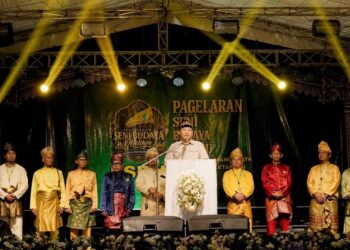 Bupati Ketapang, Alexander Wilyo ketika membuka PSBM di Kecamatan Manis Mata. Foto: Prokopim.