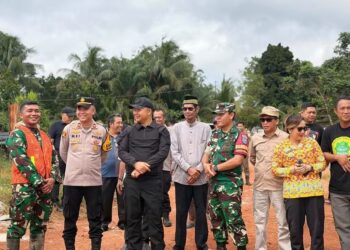 Bupati Ketapang bersama jajaran Forkopimda dan tokoh masyarakat ketika meninjau langsung lokasi pembangunan jembatan. Foto: Ist.