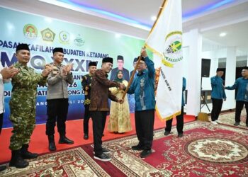 Wakil Bupati Ketapang, Jamhuri Amir menyerahkan bendera LPTQ Ketapang ke Ketua Kafilah MTQ. Foto: Ist.