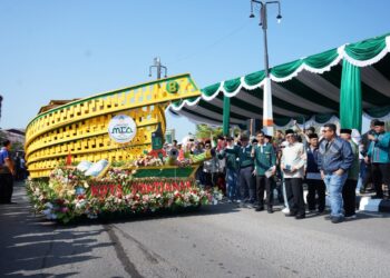 Mobil hias berornamen tanjak dari Kafilah Pontianak memukau para penonton Pawai Pembukaan Musabaqah Tilawatil Qur’an (MTQ) ke-34 Tingkat Provinsi Kalimantan Barat di Bundaran Tugu Durian Kayong Utara, Minggu (2/8/2026) pagi.