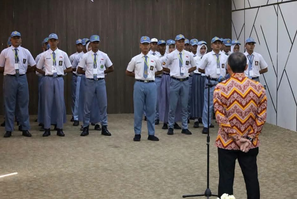 Sekda Ketapang, Rapaliato saat memberi arahan kepada 27 Siswa calon Paskibraka. Foto: Ist.