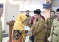 Wakil Wali Kota Pontianak Bahasan menyerahkan sertifikat dan cinderamata kepada para purna tugas ASN di Aula Sultan Syarif Abdurrahman Kantor Wali Kota Pontianak, Selasa (4/8/2026).