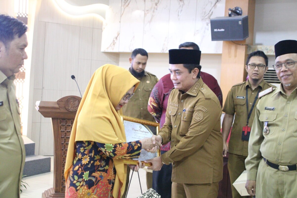 Wakil Wali Kota Pontianak Bahasan menyerahkan sertifikat dan cinderamata kepada para purna tugas ASN di Aula Sultan Syarif Abdurrahman Kantor Wali Kota Pontianak, Selasa (4/8/2026).