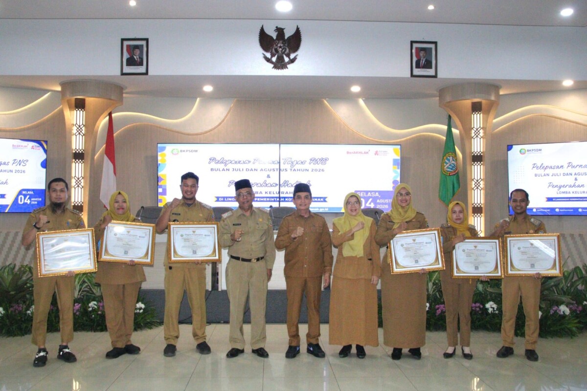 Wakil Wali Kota Pontianak Bahasan berfoto bersama para lurah pemenang Lomba Kelurahan tingkat Kota Pontianak tahun 2026 di Aula Sultan Syarif Abdurrahman Kantor Wali Kota Pontianak, Selasa (4/8/2026).