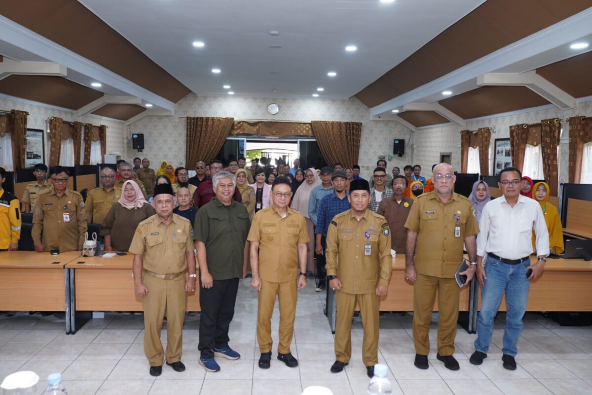 Wali Kota Pontianak saat berdiskusi dengan komunitas dalam agenda Pontianak Memanggil Komunitas di Aula Rohana Muthalib Bapperida Pontianak, Selasa (4/8/2026).