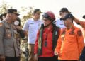 Sekda Ketapang bersama jajaran ketika meninjau langsung lokasi kebakaran di Desa Pelang. Foto: Ist.
