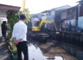 Wali Kota Pontianak Edi Rusdi Kamtono saat meninjau proses penataan parit Tokaya, Jumat (7/8/2026) pagi.