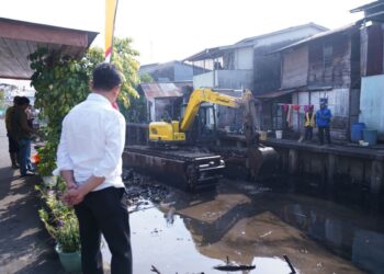 Wali Kota Pontianak Edi Rusdi Kamtono saat meninjau proses penataan parit Tokaya, Jumat (7/8/2026) pagi.