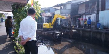 Wali Kota Pontianak Edi Rusdi Kamtono saat meninjau proses penataan parit Tokaya, Jumat (7/8/2026) pagi.