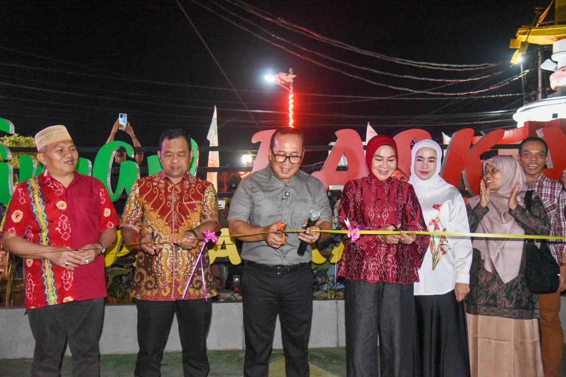 Bupati Kubu Raya Sujiwo di Desa Sungai Kakap, Kecamatan Sungai Kakap, Jumat (7/8/2026).
