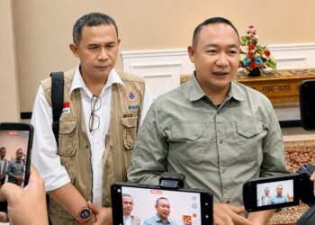 Bupati Ketapang didampingi Kepala BPBD saat diwawancara awak media. Foto: Ist.