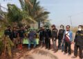 Para pengurus IPSI dan BPWU poto bersama sambil menunggu pengendara yang melintas. Foto: Ist.