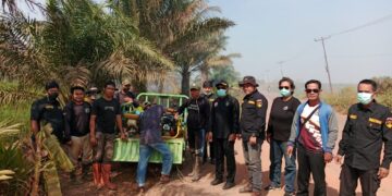 Para pengurus IPSI dan BPWU poto bersama sambil menunggu pengendara yang melintas. Foto: Ist.