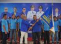 Penyerahan bendera pataka dari Ketua HNSI Provinsi kepada Ketua HNSI Ketapang. Foto: Ist.