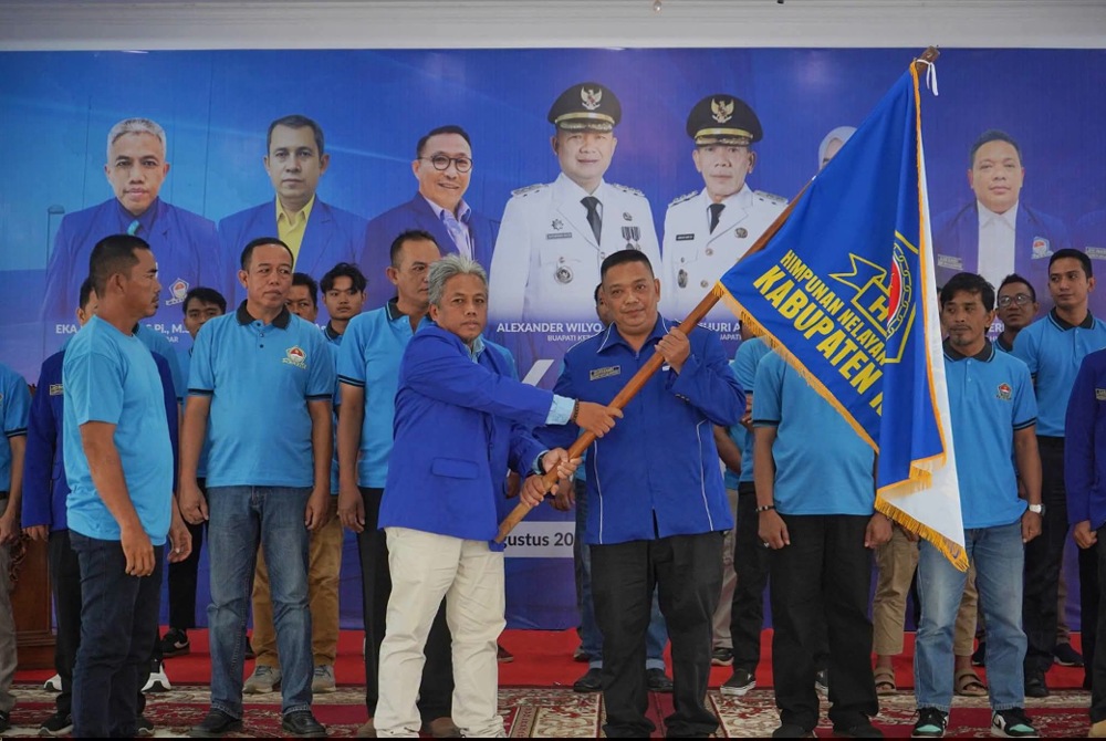 Penyerahan bendera pataka dari Ketua HNSI Provinsi kepada Ketua HNSI Ketapang. Foto: Ist.