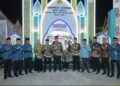 Bupati Ketapang beserta istri poto bersama pengurus LPTQ di depan Stand Pemkab Ketapang. Foto: Ist.