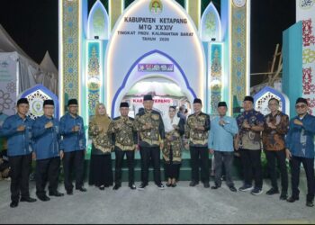 Bupati Ketapang beserta istri poto bersama pengurus LPTQ di depan Stand Pemkab Ketapang. Foto: Ist.