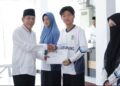Wakil Bupati Ketapang, Jamhuri menyerahkan langsung bonus kepada salah satu peserta Kafilah Ketapang yang berprestasi. Foto: Prokopim.