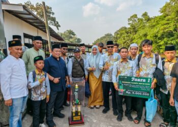 Sekretaris Daerah Kubu Raya sekaligus Ketua Umum Lembaga Pengembangan Tilawatil Qur’an (LPTQ) Kubu Raya, Yusran Anizam sambut peserta MTQ.