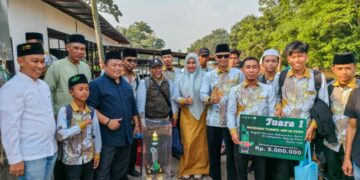 Sekretaris Daerah Kubu Raya sekaligus Ketua Umum Lembaga Pengembangan Tilawatil Qur’an (LPTQ) Kubu Raya, Yusran Anizam sambut peserta MTQ.