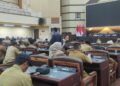 Kades se Kabupaten Jember menduduki kursi DPRD, mengadukan minimnya anggaran desa (foto: Sigit Priyono/Jurnalis.co.id)