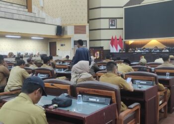Kades se Kabupaten Jember menduduki kursi DPRD, mengadukan minimnya anggaran desa (foto: Sigit Priyono/Jurnalis.co.id)
