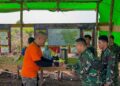 Kepala BPBD Ketapang, Yinifar menyerahkan langsung extra fooding ke para petugas pemadam Karhutla. Foto: Ist.