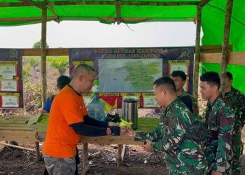 Kepala BPBD Ketapang, Yinifar menyerahkan langsung extra fooding ke para petugas pemadam Karhutla. Foto: Ist.